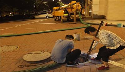 夜间汽车吸污工作